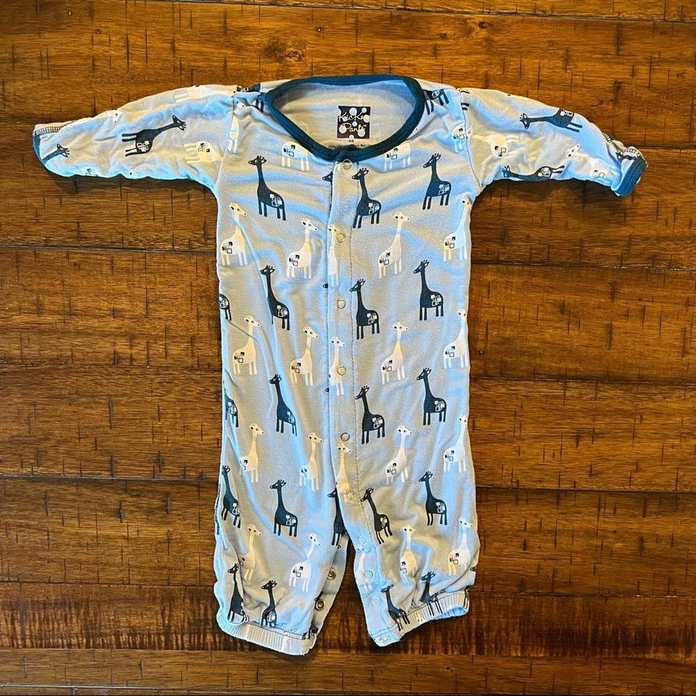 💥2/$20 Kickee Pants convertible sleeper - newborn - basketball - giraffe gown